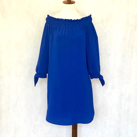 Vince Camuto Dresses & Skirts - Vince Camuto Off the Shoulder Shift Dress